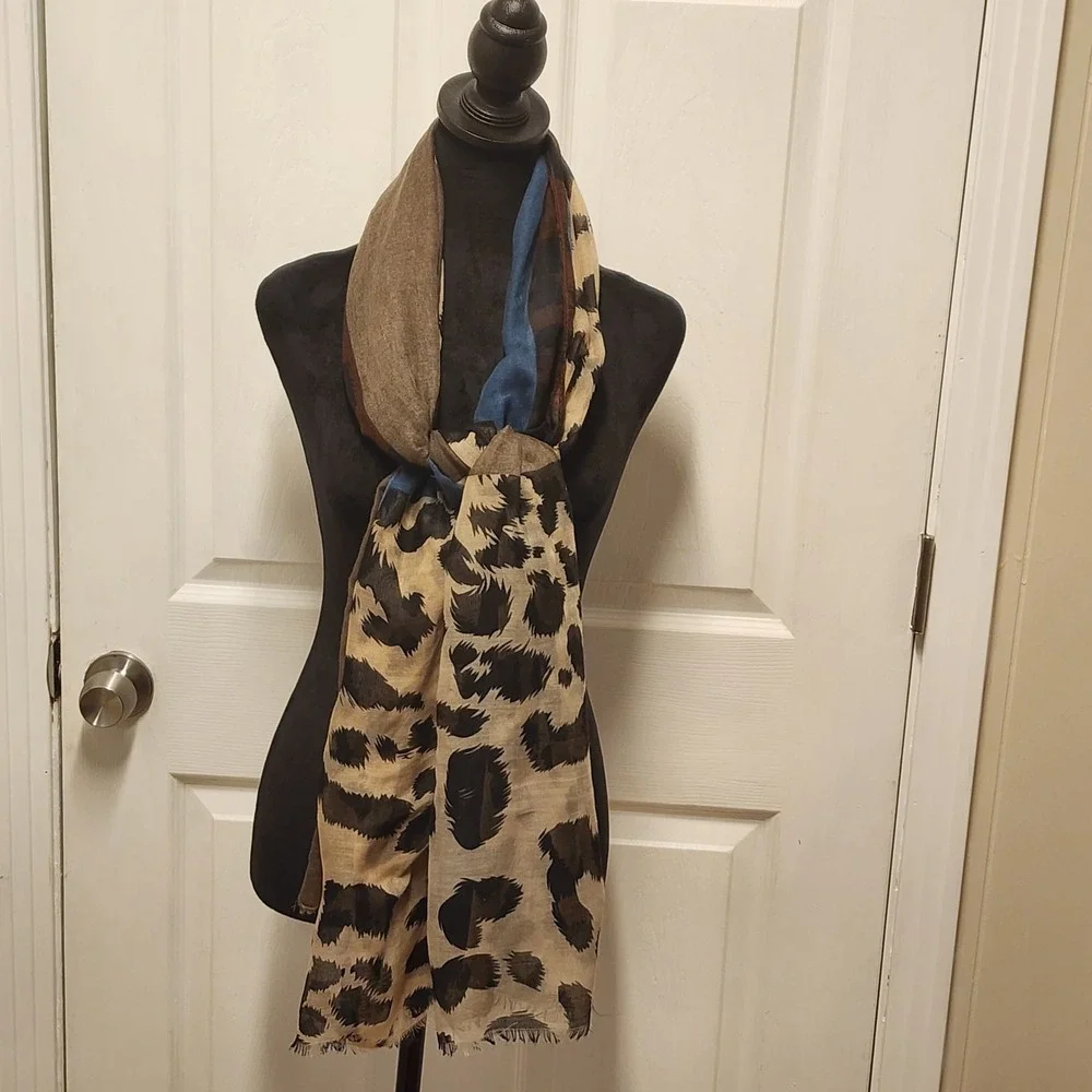 Shawl/Scarf In Animal Print/Blue /Taupe 36